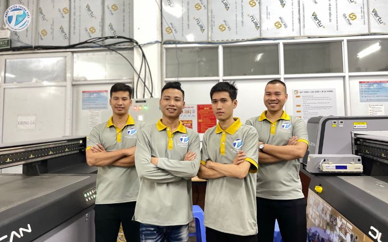 Đội ngũ kỹ thuật viên của Phát Triển Trung Việt - Đơn vị cung cấp máy in UV hàng đầu Việt Nam